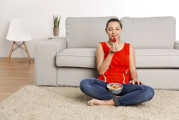 Mulher comendo morango — Fotografia de Stock