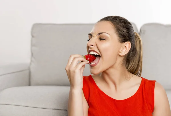 Vrouw die aardbeien eet — Stockfoto