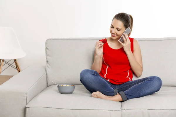 Mujer comiendo fresa —  Fotos de Stock