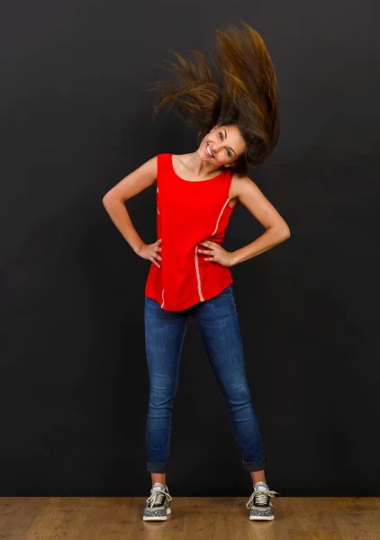 Woman in front of black wall — Stock Photo, Image