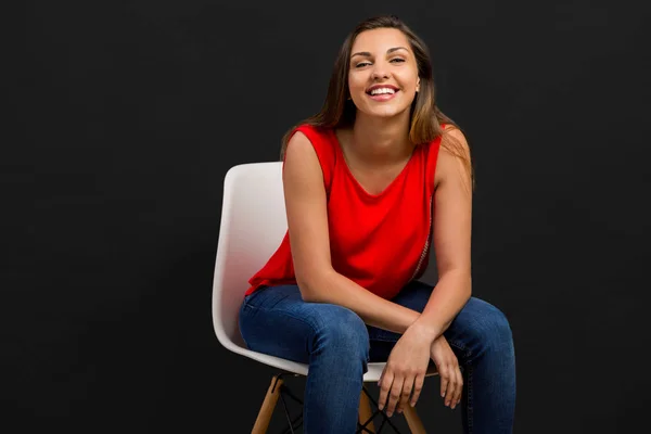 Oman sentado na cadeira e sorrindo — Fotografia de Stock