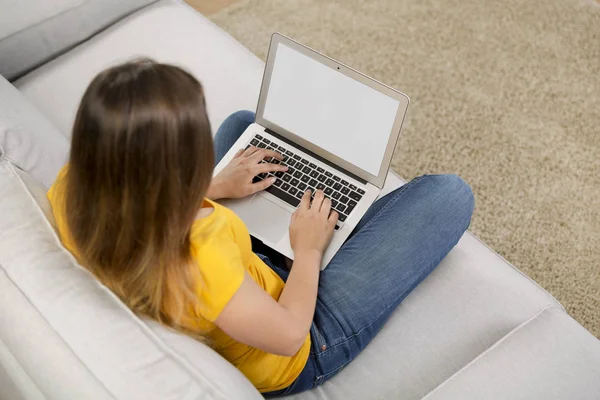 Donna a casa a lavorare con il computer portatile — Foto Stock