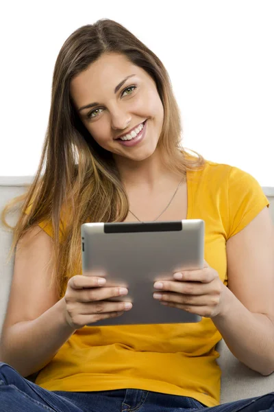 Mujer en casa trabajando con la tableta —  Fotos de Stock