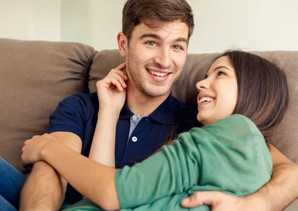 Casal sentado no sofá — Fotografia de Stock