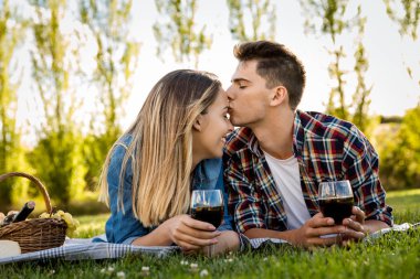 Çift aşık piknik yapma