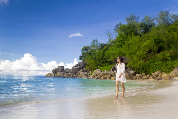 Vrouw genieten van prachtige strand — Stockfoto