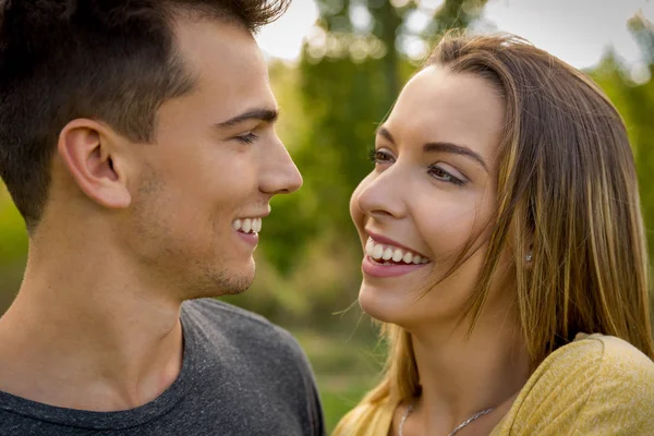 Unga vackra paret leende — Stockfoto