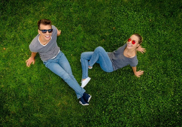 Jong koppel in park samen — Stockfoto