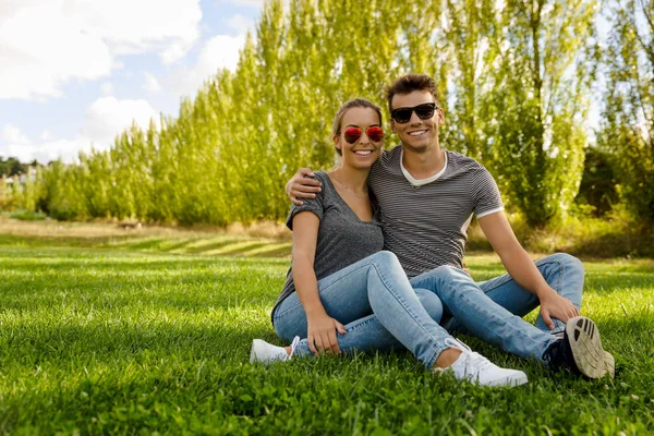 Couple profiter de la journée dans le parc ensemble — Photo