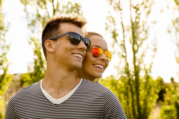 Feliz jovem casal abraçado — Fotografia de Stock