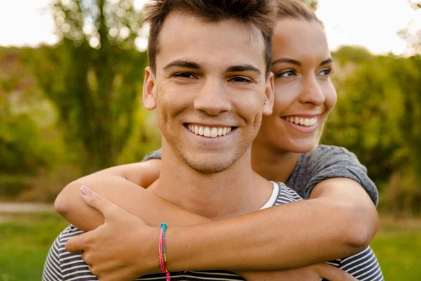 Jovem casal abraçado juntos — Fotografia de Stock