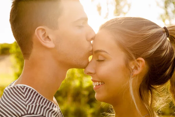 Idealny moment na pocałunek — Zdjęcie stockowe
