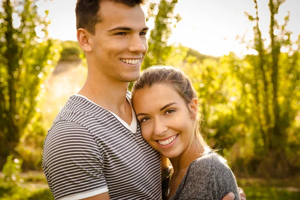 Gelukkig jong paar in liefde — Stockfoto