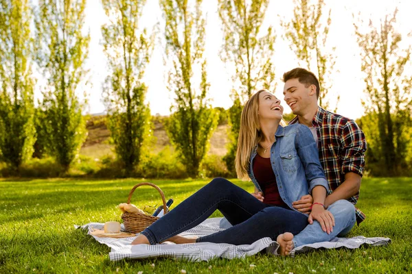 Casal apaixonado fazendo piquenique — Fotografia de Stock