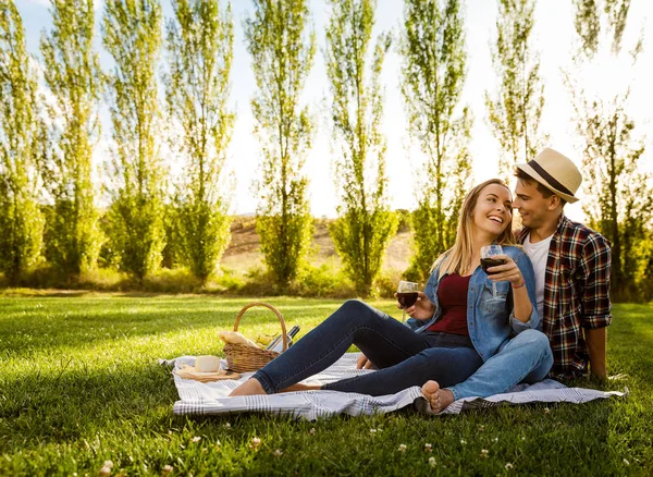 Coppia innamorata fare picnic — Foto Stock