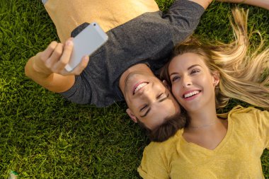 güzel çift çim üzerinde yalan