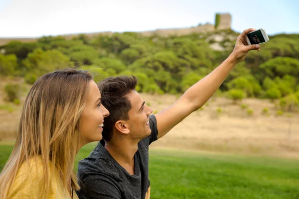 Par att göra selfie i park — Stockfoto