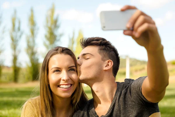 Paar maken selfie in park — Stockfoto