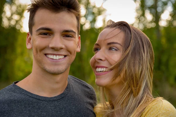 Heureux jeune couple dans la nature — Photo