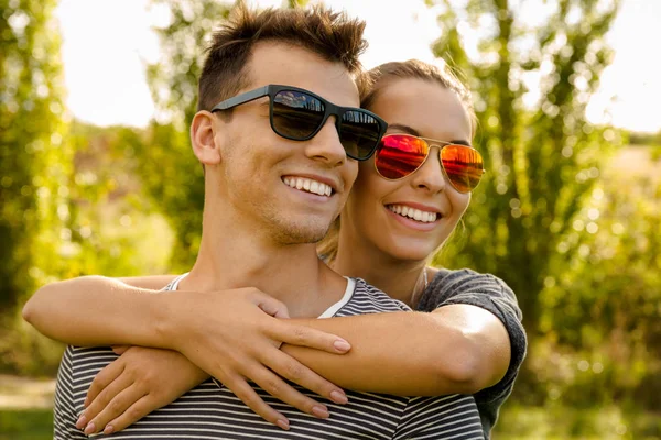 Heureux jeune couple dans la nature — Photo