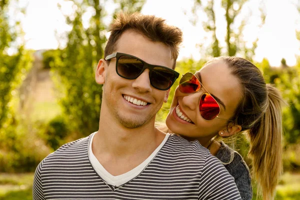 Feliz joven pareja en la naturaleza —  Fotos de Stock