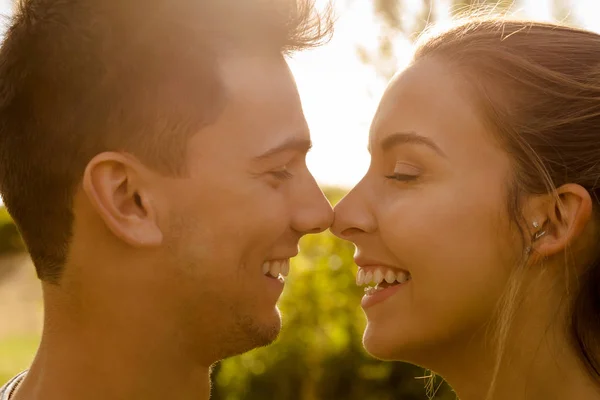 Heureux jeune couple dans la nature — Photo