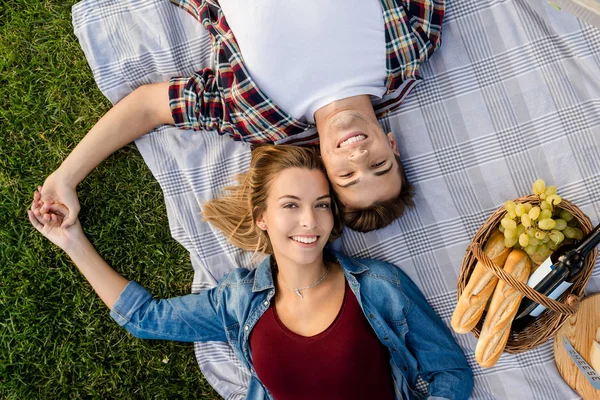 Paar entspannt sich nach Picknick im Park — Stockfoto