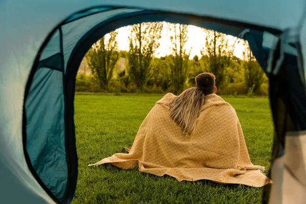 Casal acampar na natureza — Fotografia de Stock