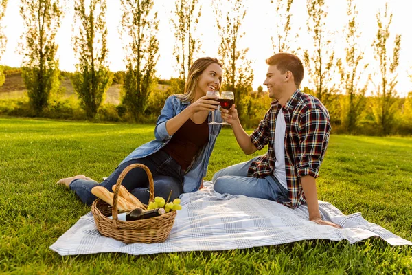 Coppia nel parco facendo un brindisi — Foto Stock