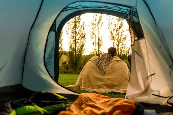 Pár táboření v přírodě — Stock fotografie