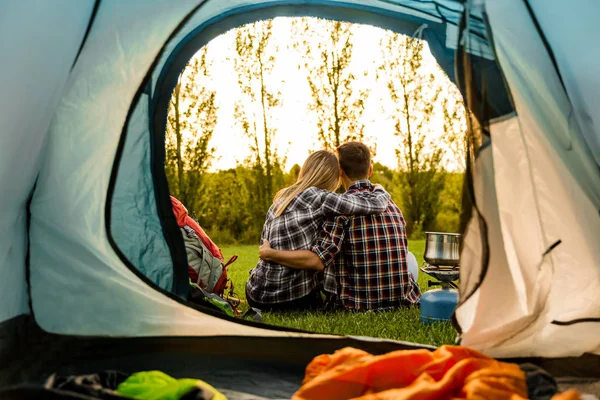 Paar kamperen op aard — Stockfoto