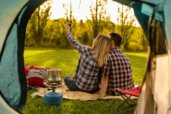 Casal acampar e fazer selfie — Fotografia de Stock