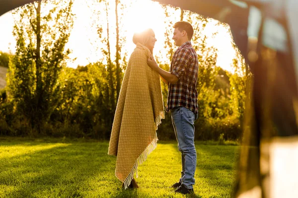 Unga par förälskade — Stockfoto