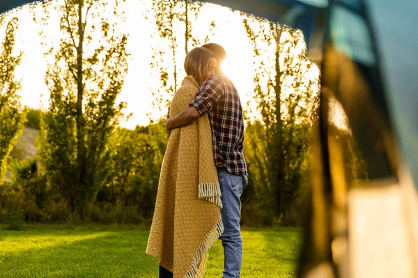 Unga par förälskade — Stockfoto