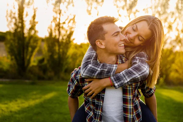 Jovem casal feliz na natureza — Fotografia de Stock