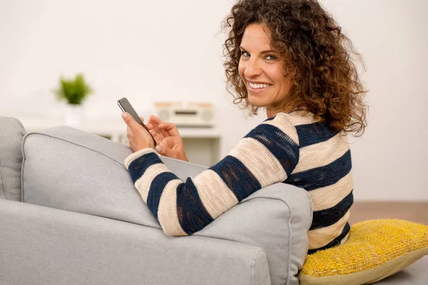 Belle femme avec téléphone — Photo