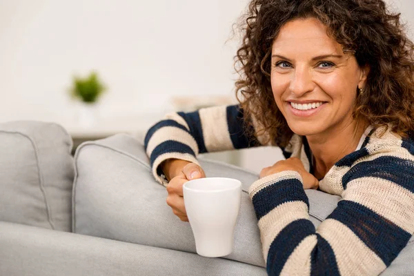 Vacker kvinna med kopp kaffe — Stockfoto