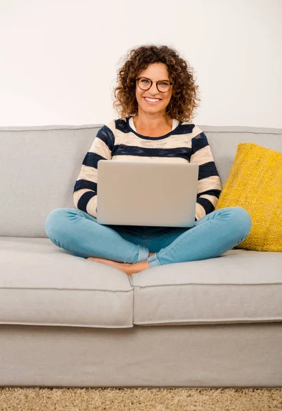 Bella donna che lavora con il computer portatile — Foto Stock