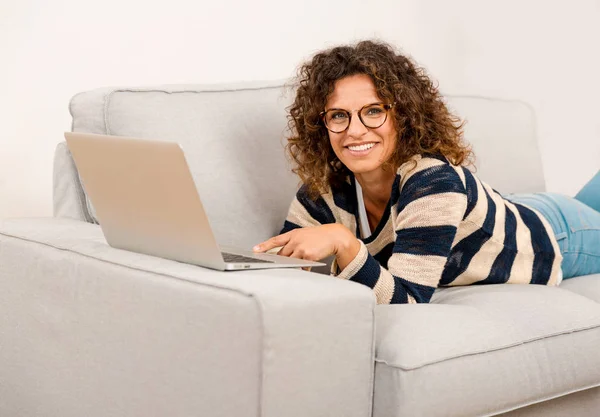 Mulher bonita que trabalha com laptop — Fotografia de Stock