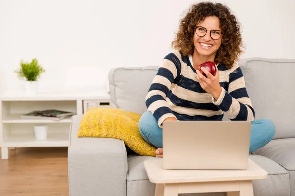 Mulher bonita que trabalha com laptop — Fotografia de Stock