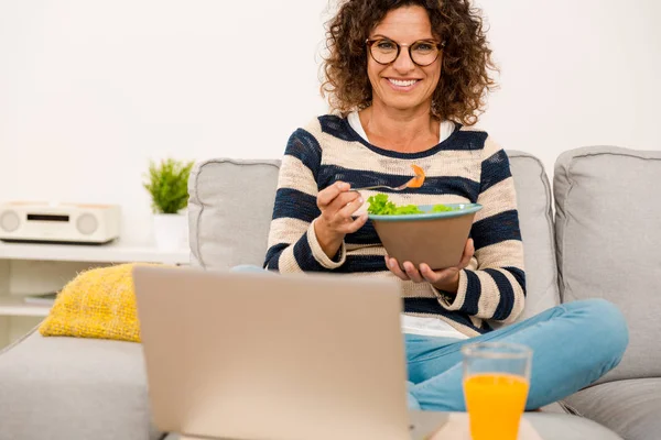 Mulher bonita que trabalha com laptop — Fotografia de Stock