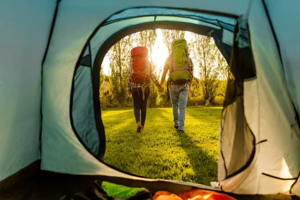Pareja acampando fotos de stock, imágenes de Pareja acampando sin royalties | Depositphotos Pareja acampando fotos de stock, imágenes de Pareja acampando sin royalties | Depositphotos