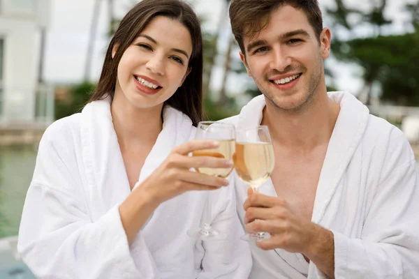 Pareja joven disfrutando de vacaciones — Foto de Stock