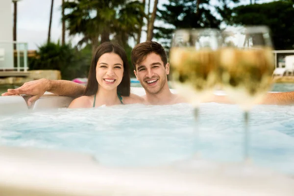 Jong koppel in jacuzzi — Stockfoto