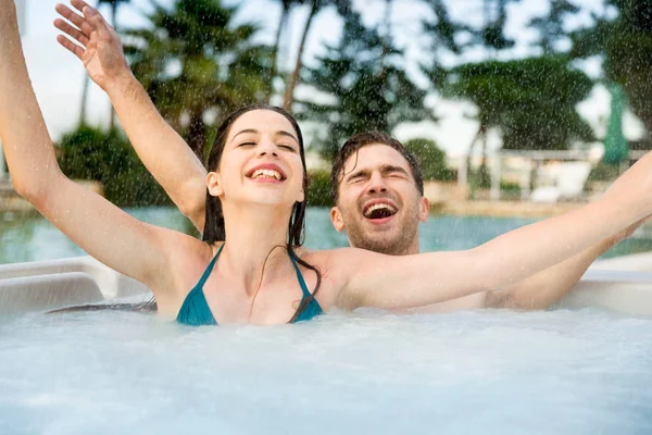 Giovane coppia in jacuzzi — Foto Stock