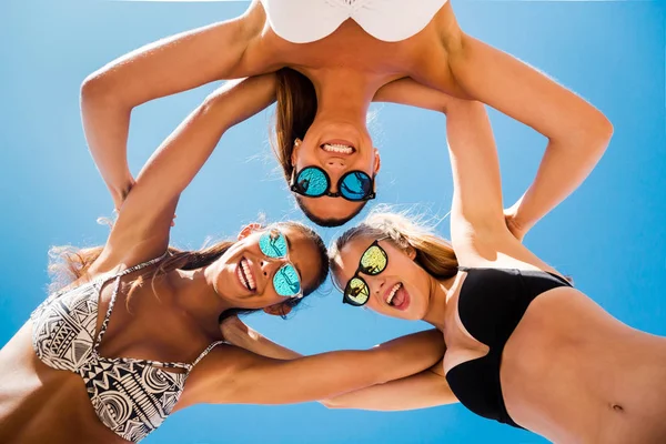 Bella adolescente sulla spiaggia — Foto Stock