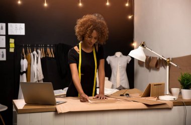Atelier üzerinde çalışan tasarımcı