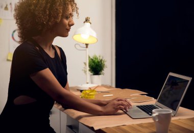 Atelier üzerinde çalışan tasarımcı