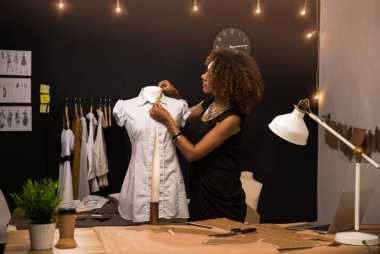 Moda Tasarımcısı atelier üzerinde çalışma