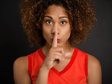 sessizlik için isteyen kadın